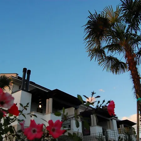 Elegant Pool-front Flat With Fenced Garden Lejlighed *