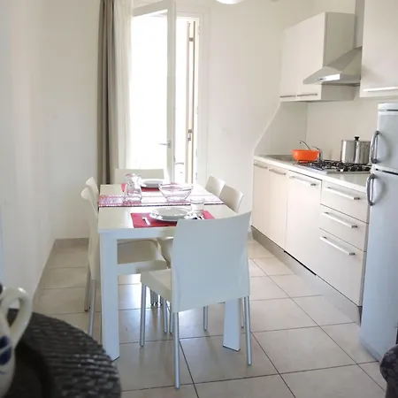 Lejlighed Elegant Pool-front Flat With Fenced Garden *