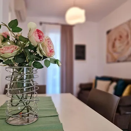 Elegant Pool-front Flat With Fenced Garden *