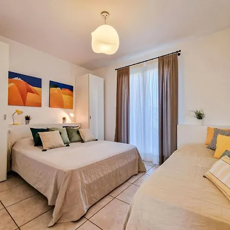 Elegant Pool-front Flat With Fenced Garden Apartmán *