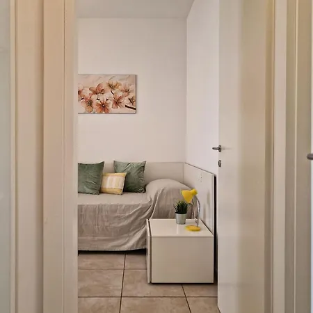 Lejlighed Elegant Pool-front Flat With Fenced Garden