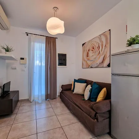 Elegant Pool-front Flat With Fenced Garden Lejlighed