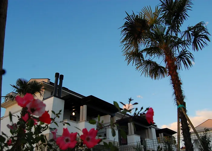 Elegant Pool-front Flat With Fenced Garden Apartmán