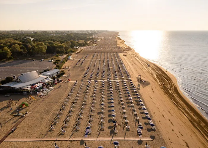 Elegant Pool-front Flat With Fenced Garden *