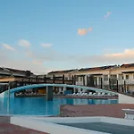 Daire Elegant Pool-front Flat With Fenced Garden