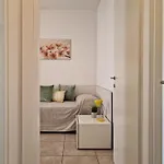 Apartment Elegant Pool-front Flat With Fenced Garden