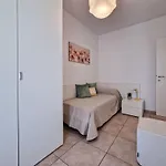 Elegant Pool-front Flat With Fenced Garden Apartment *