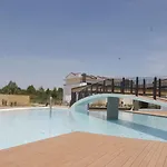 Elegant Pool-front Flat With Fenced Garden 公寓