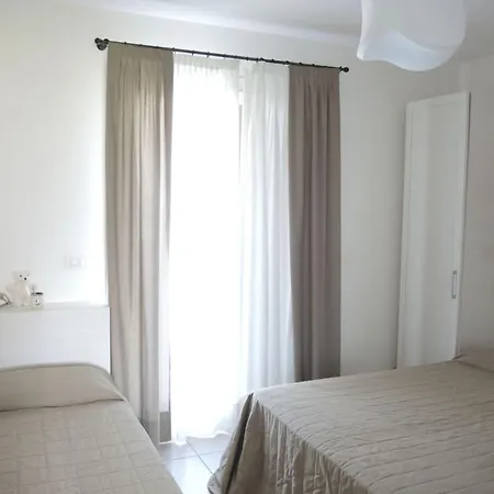 Elegant Pool-front Flat With Fenced Garden Apartment