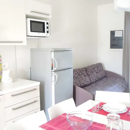 Διαμέρισμα Elegant Pool-front Flat With Fenced Garden