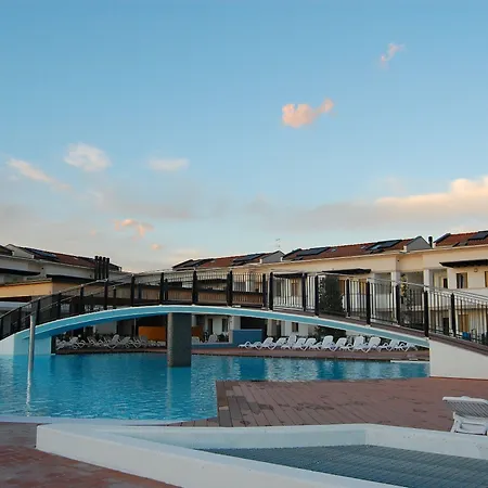 Διαμέρισμα Elegant Pool-front Flat With Fenced Garden