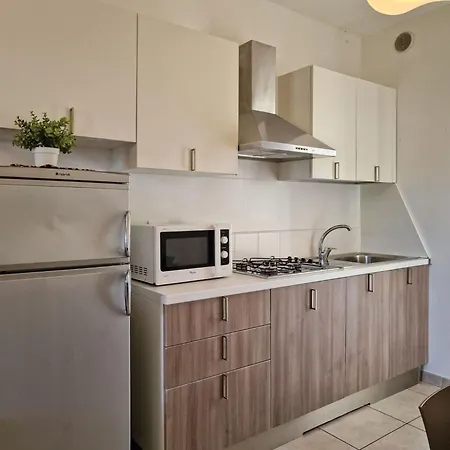 Elegant Pool-front Flat With Fenced Garden Apartment *