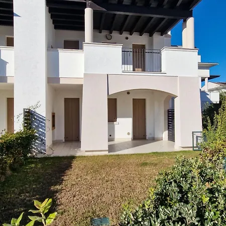 Apartment Elegant Pool-front Flat With Fenced Garden