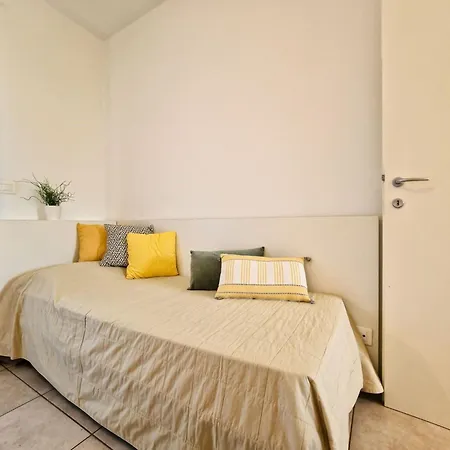 Apartment Elegant Pool-front Flat With Fenced Garden