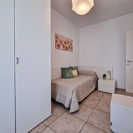 Elegant Flat With Pool And Solarium For Six Apartment *