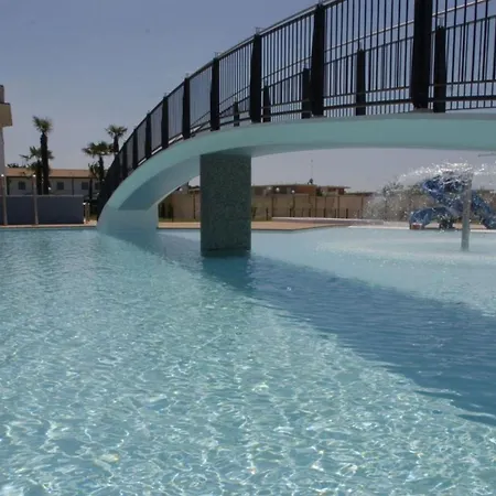 Elegant Pool-front Flat With Fenced Garden Μπιμπιόνε