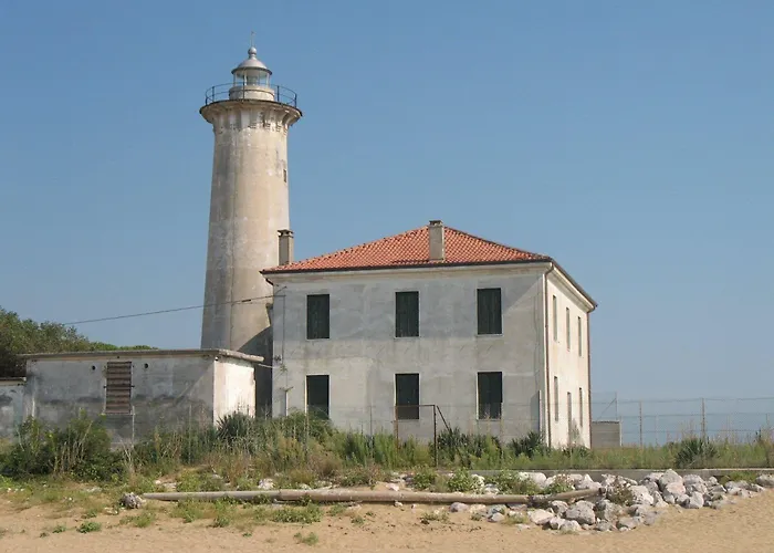 Elegant Pool-front Flat With Fenced Garden *