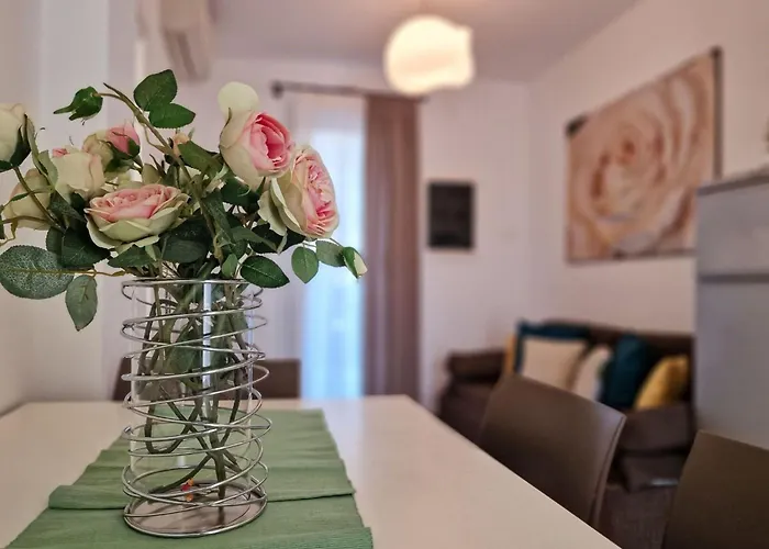 Elegant Pool-front Flat With Fenced Garden *