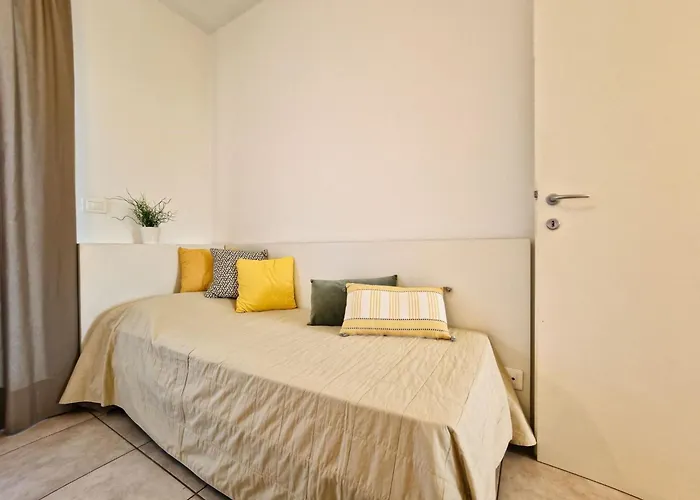 Apartman Elegant Pool-front Flat With Fenced Garden