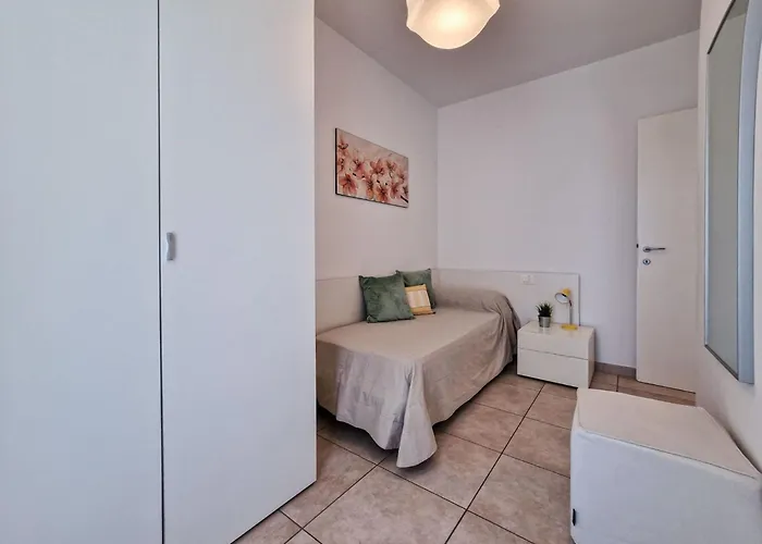 Elegant Pool-front Flat With Fenced Garden Apartman *