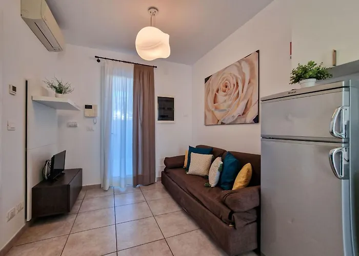 Elegant Pool-front Flat With Fenced Garden Daire