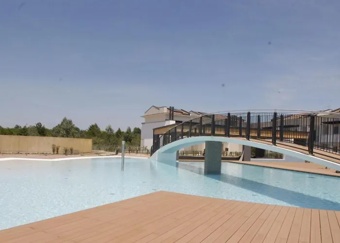 Elegant Pool-front Flat With Fenced Garden Apartman